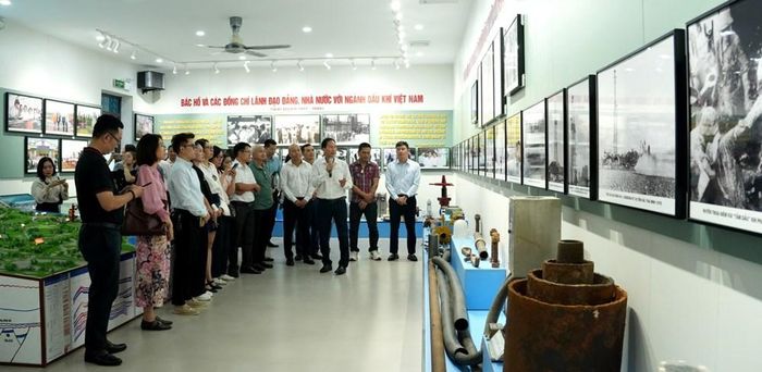 Các đại biểu tham quan Khu lưu niệm Dầu khí Đồng bằng sông Hồng