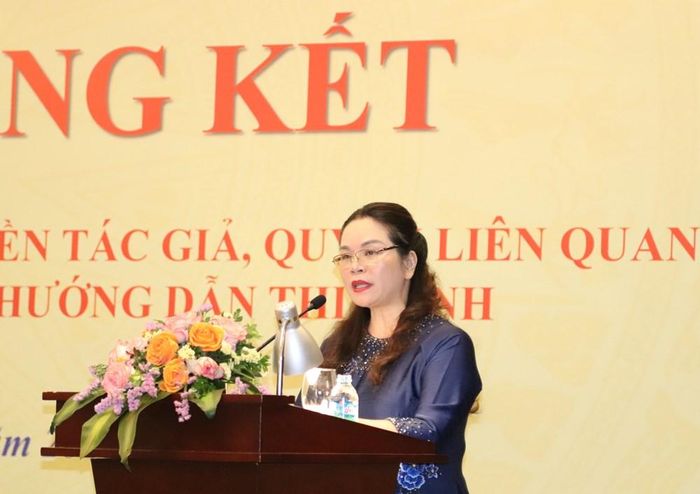 Phó Cục trưởng Cục Công nghiệp văn hóa và Bản quyền tác giả Phạm Thị Kim Oanh báo cáo Tổng kết việc thi hành Luật Sở hữu trí tuệ về quyền tác giả, quyền liên quan và các văn bản quy định chi tiết, hướng dẫn thi hành