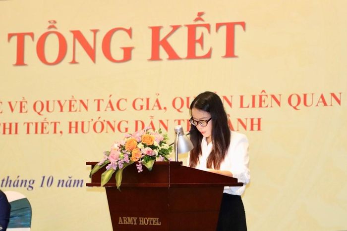 Bà Phạm Thiên Hạnh Trang, Viện Chiến lược và Khoa học pháp lý - Bộ Tư pháp trình bày tham luận tại Hội nghị
