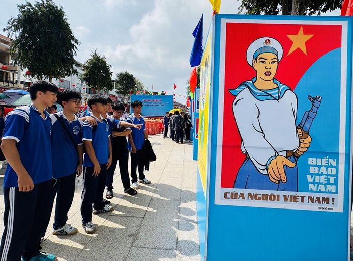 Triển lãm tuyên truyền lưu động xuống cơ sở phục vụ nhân dân