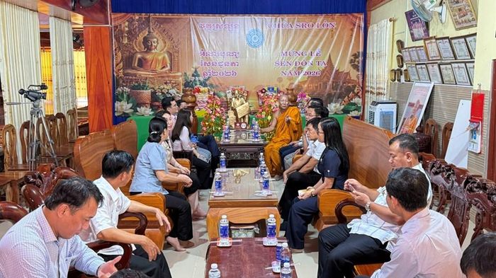 Đoàn khảo sát làm việc với ban quản trị chùa Khmer xã Ô Lâm