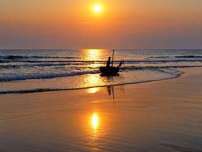 Khoảnh khắc mặt trời nhô khỏi đường chân trời là lý do nhiều du khách tìm đến các vùng biển Tam Tiến, Bình Minh từ rất sớm. Trước giờ chợ đông, bãi biển vẫn giữ được khoảng lặng và vẻ mộc mạc của một làng chài