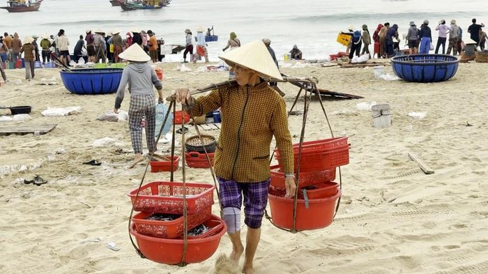 Những người phụ nữ làm nghề gánh cá góp phần duy trì chuỗi sinh kế quanh phiên chợ biển