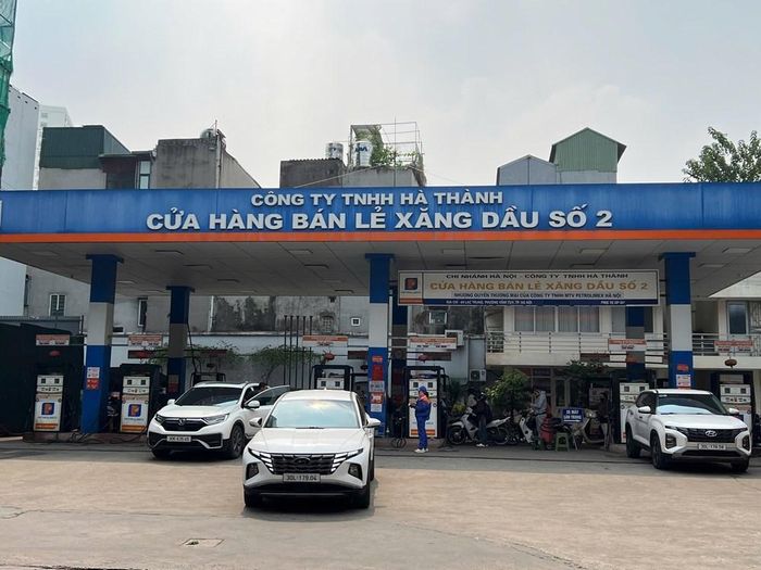 Giá xăng E5RON92 và E10RON95-III đồng loạt giảm trong kỳ điều hành ngày 15.10, trong khi giá dầu mazut tăng hơn 1.000 đồng/kg. Ảnh: Tuấn Đông