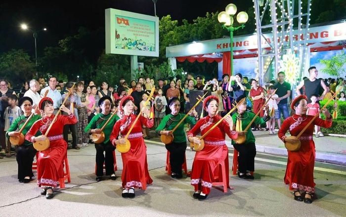 Bảo tồn, phát huy bản sắc văn hóa các dân tộc góp phần đưa các hệ giá trị vào đời sống, xây dựng môi trường văn hóa lành mạnh. Ảnh minh họa: Hoài Nam