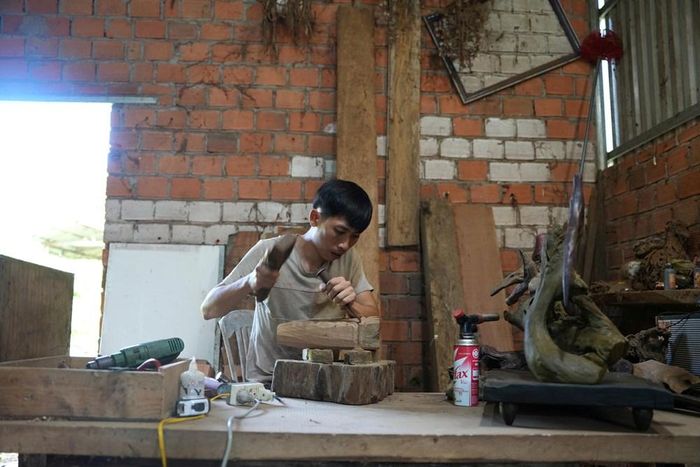 Anh Viện chế tác thủ công bằng dao, đục và đôi bàn tay khéo léo