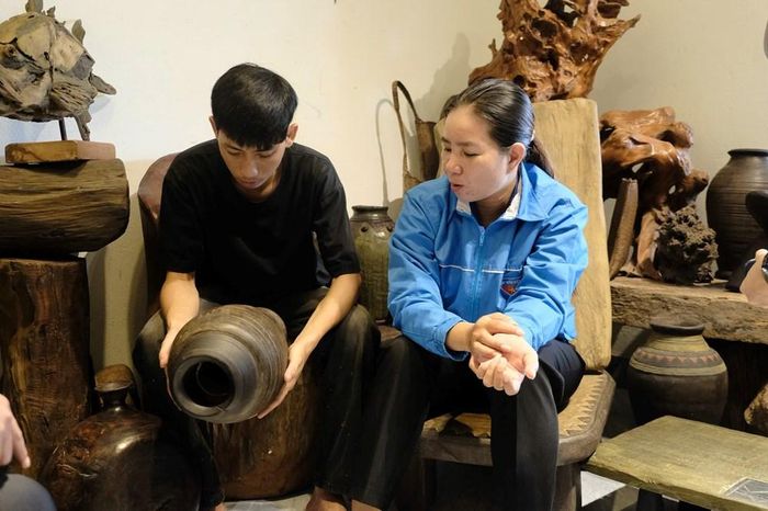Anh Viện giới thiệu các sản phẩm chum, ché lấy cảm hứng từ đời sống văn hóa truyền thống của đồng bào Hrê