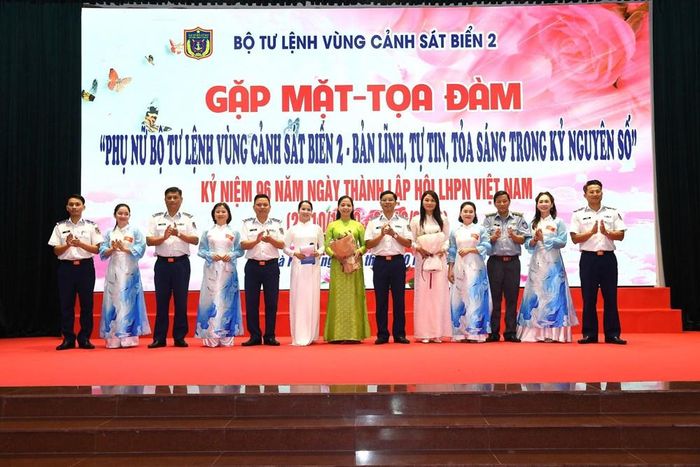 Đại diện các cơ quan, đơn vị Vùng Cảnh sát biển 2 chúc mừng phụ nữ cơ quan Bộ Tư lệnh Vùng, Hội Liên hiệp Phụ nữ xã Núi Thành