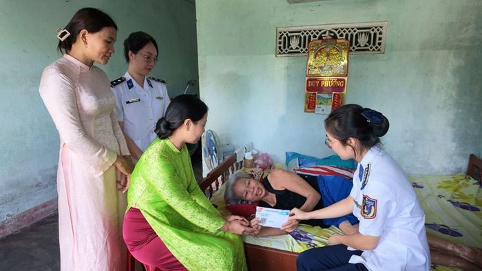 Đại diện Hội Phụ nữ Vùng Cảnh sát biển 2 và Phụ nữ xã Núi Thành thăm, tặng quà các gia đình phụ nữ có hoàn cảnh khó khăn trên địa bàn