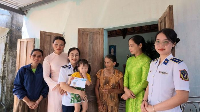 Đại diện Hội Phụ nữ Vùng Cảnh sát biển 2 và Phụ nữ xã Núi Thành thăm, tặng quà một số gia đình phụ nữ trên địa bàn