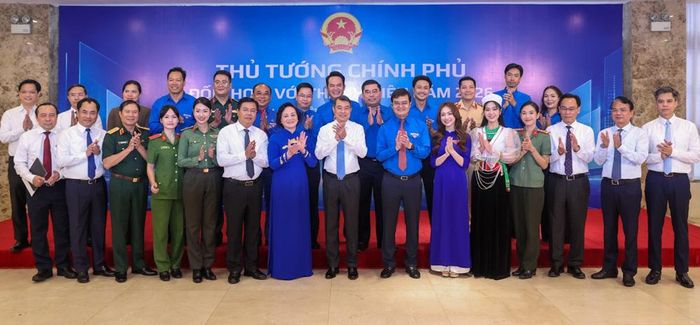 Thủ tướng và các đại biểu chụp ảnh lưu niệm với thanh niên tại chương trình