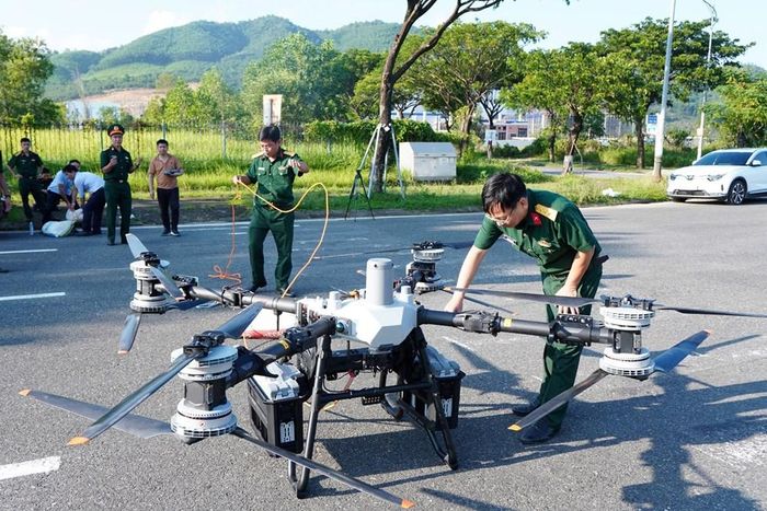 Đoàn kiểm tra các chi tiết, bộ phận, quy trình lắp ráp và vận hành thiết bị; tổ chức chạy thử, bay thử trong điều kiện thực tế nhằm đánh giá chất lượng, tính ổn định và mức độ an toàn
