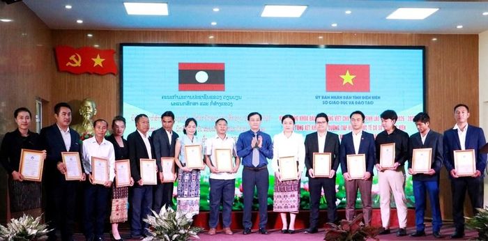 Trao giấy chứng nhận cho các học viên hai tỉnh U Đôm Xay và Phông Sa Lỳ. Ảnh: Lan Phương