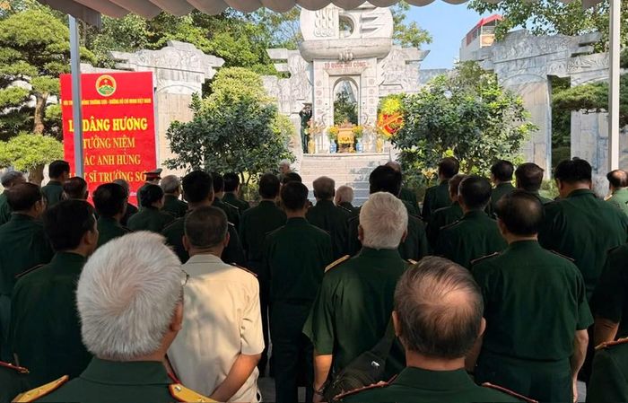 Các đại biểu dâng hương tưởng niệm các Anh hùng liệt sĩ Trường Sơn tại Bảo tàng Đường Hồ Chí Minh trước lễ phát động chiến dịch