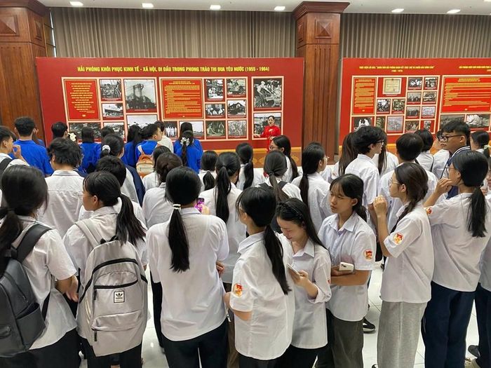 Đông đảo học sinh tham quan, tìm hiểu những hình ảnh, tư liệu lịch sử được giới thiệu tại triển lãm