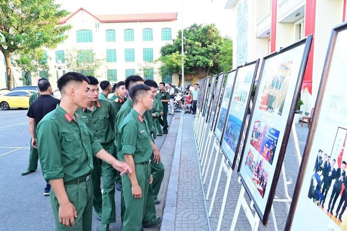 Các chiến sĩ lực lượng vũ trang tham quan không gian trưng bày ảnh, tư liệu tại Triển lãm “80 năm Hải Phòng làm theo lời Bác”