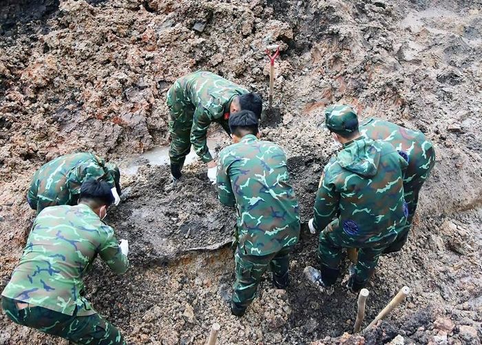 Kết quả trong ngày 15.10, lực lượng làm nhiệm vụ đã phát hiện, quy tập thêm 8 hài cốt liệt sĩ cùng 3 bộ di vật kèm theo