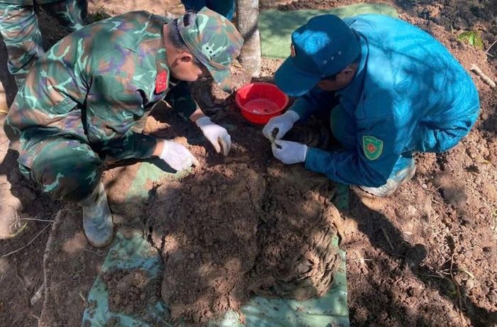 Lực lượng chức năng tìm kiếm, quy tập hài cốt liệt sĩ tại xã Đăk Pék