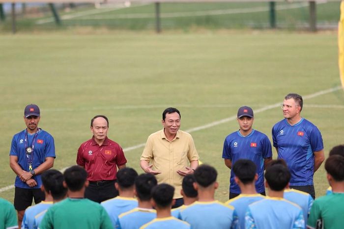 Chủ tịch LĐBĐ Việt Nam Trần Quốc Tuấn động viên các cầu thủ U17 Việt Nam trước thềm FIFA U17 World Cup 2026