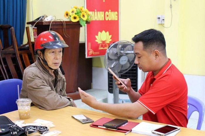 UBND phường Thủ Đức, TP.HCM hỗ trợ người dân chuẩn hóa thông tin thuê bao di động, xác thực liên kết ứng dụng VNeID, đồng thời hướng dẫn đăng ký và cài đặt chữ ký số cá nhân. Ảnh: P.TĐ