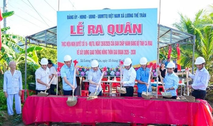 Các đại biểu thực hiện nghi thức khởi công tuyến đường Đìa Ao, thuộc ấp Nhà Phấn, xã Lương Thế Trân. Ảnh: Bích Ngọc