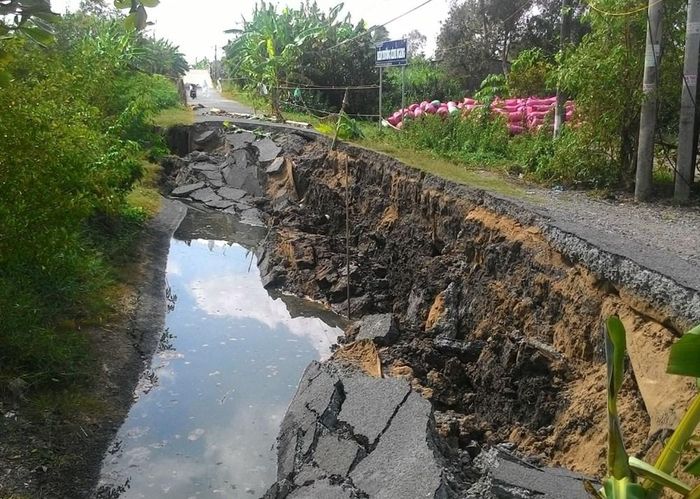 Tình trạng sụt lún và sạt lở khiến giao thông nông thôn ở Cà Mau thời gian qua gặp nhiều khó khăn, do đó cần đẩy mạnh đầu tư trong thời gian tới