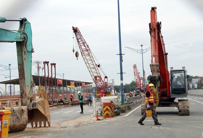 Khu vực đang lập rào chắn để thi công tuyến đường sắt đô thị số 2 (Bến Thành – Tham Lương)