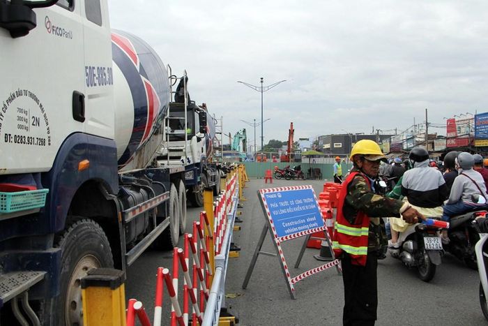Sở Xây dựng phối hợp Công an TP.HCM và Ban Quản lý Đường sắt đô thị triển khai phương án tổ chức làn đường linh hoạt trên đường Trường Chinh, đoạn Tây Thạnh – Cộng Hòa
