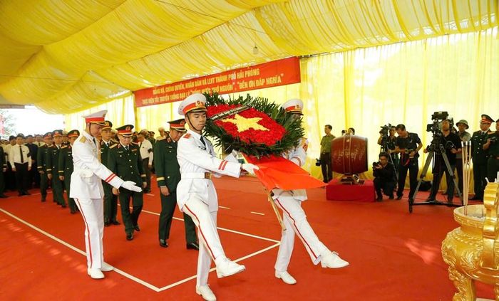 Đoàn đại biểu Ban Chỉ đạo 515 Quốc gia dâng hoa, dâng hương kính viếng 56 hài cốt liệt sĩ, đồng bào hy sinh, tử nạn