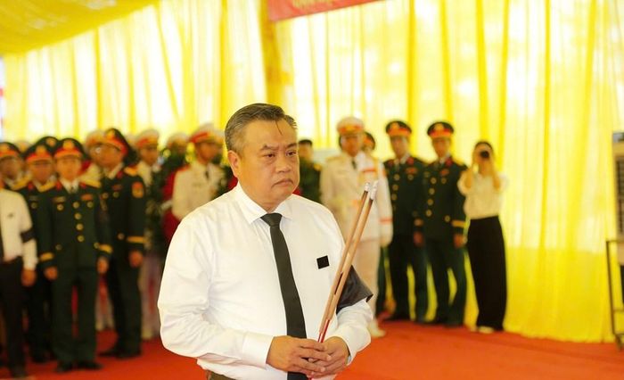 Ủy viên Bộ Chính trị, Bí thư Trung ương Đảng, Chủ nhiệm Ủy ban Kiểm tra Trung ương Trần Sỹ Thanh dâng hương tại Lễ truy điệu, an táng 56 hài cốt liệt sĩ và đồng bào hy sinh, tử nạn