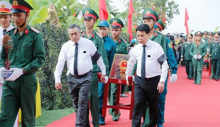 Ủy viên Bộ Chính trị, Bí thư Trung ương Đảng, Chủ nhiệm Ủy ban Kiểm tra Trung ương Trần Sỹ Thanh và các đại biểu thực hiện nghi lễ an táng