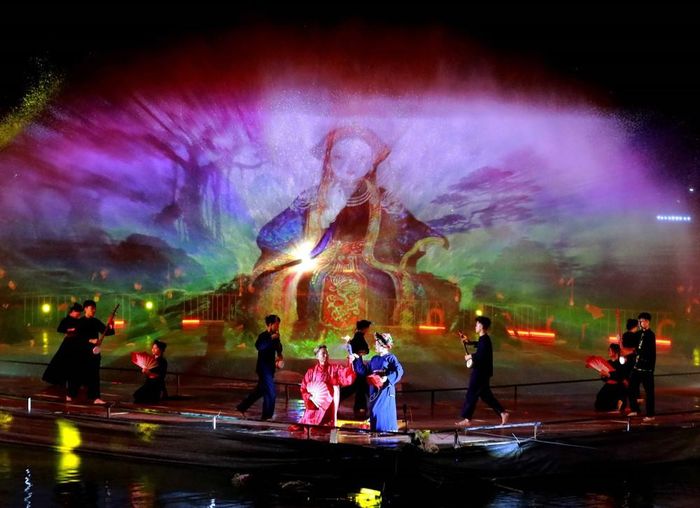 Show thực cảnh “Long Mạch Na Hang” kết hợp âm thanh, ánh sáng, đồ họa và nhạc nước đem lại nhiều ấn tượng. Ảnh: Khánh Hòa