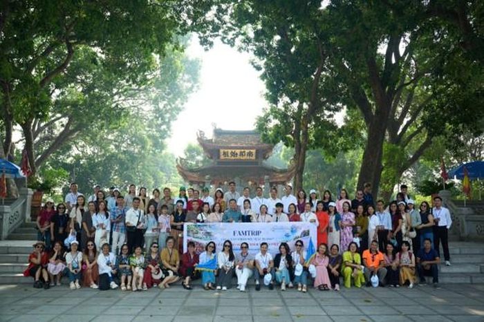 Đoàn đại biểu chụp ảnh kỉ niệm tại lăng Kinh Dương Vương