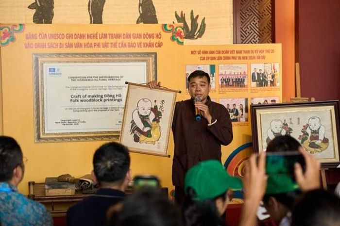 Những nét đặc trưng của tranh dân gian Đông Hồ được giới thiệu tới khách tham quan