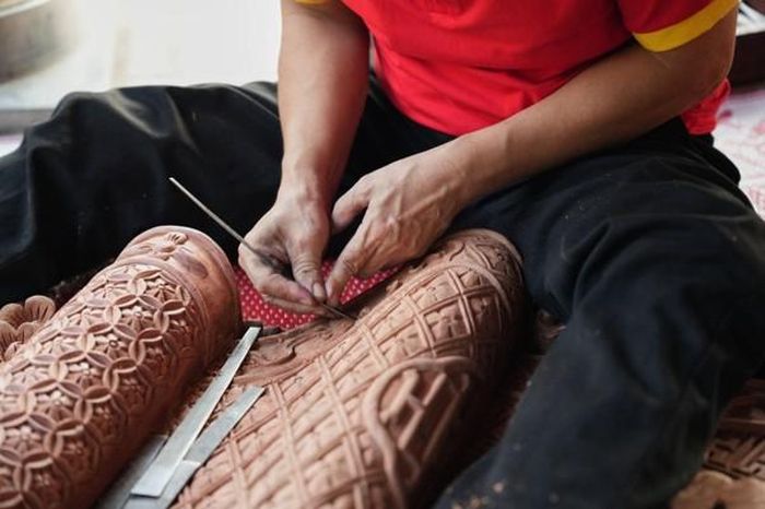 Nghệ nhân làng nghề Đồng Kỵ tỉ mỉ chạm khắc hoa văn trên gỗ