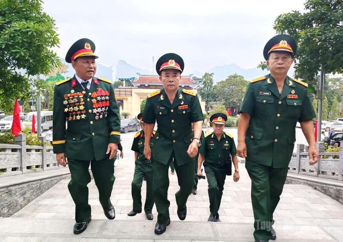 Các cựu chiến binh, nhân dân đến dự buổi lễ. Ảnh: Báo Tuyên Quang