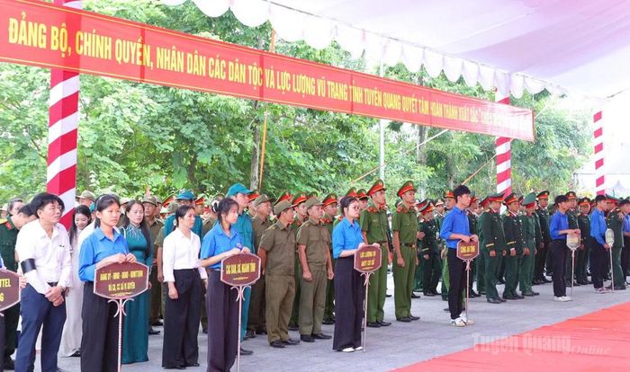Lực lượng đoàn viên thanh niên chuẩn bị trước Lễ truy điệu, an táng các hài cốt liệt sĩ. Ảnh: Báo Tuyên Quang