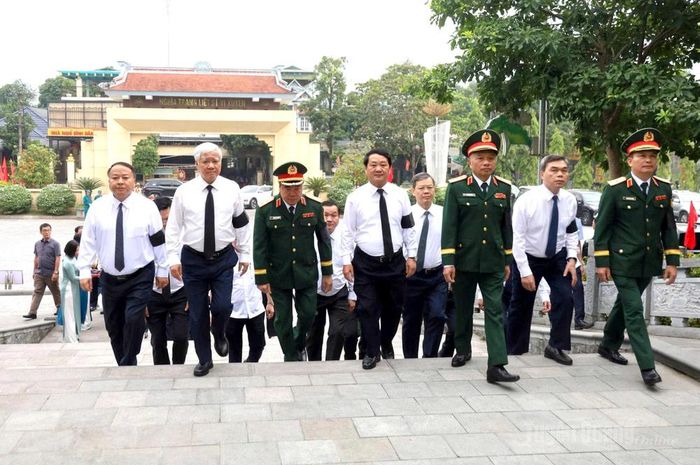 Các đồng chí lãnh đạo Trung ương và lãnh đạo tỉnh tham dự buổi lễ. Ảnh: Báo Tuyên Quang