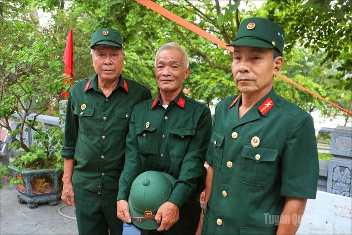 Ngay từ sáng sớm, các cựu chiến binh đã đến Nghĩa trang Liệt sĩ Quốc gia Vị Xuyên tham dự buổi lễ. Ảnh: Báo Tuyên Quang