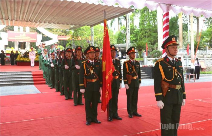 Công tác chuẩn bị Lễ viếng, truy điệu và an táng HCLS. Ảnh: Báo Tuyên Quang