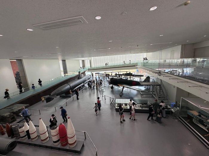 Ngư lôi và đạn pháo hải quân được trưng bày tại khu vực có máy bay tiêm kích và tàu ngầm siêu nhỏ