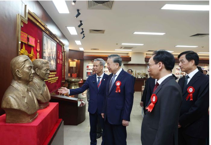 Tổng Bí thư, Chủ tịch nước Tô Lâm thăm phòng truyền thống Đại học Bách Khoa Hà Nội. Ảnh: Thống Nhất – TTXVN