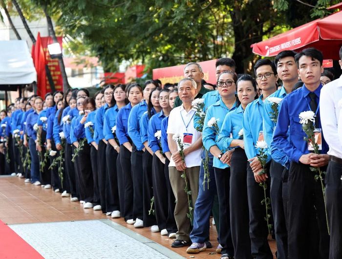 Nhân dân xếp hàng vào viếng, tiễn đưa các liệt sĩ về nơi an nghỉ. (Ảnh: THU GIANG)