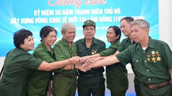 Khoảnh khắc hội ngộ của các đồng chí cựu thanh niên xung phong đi xây dựng vùng kinh tế mới Hà Nội tại Lâm Đồng năm xưa ở Thủ đô những ngày tháng 8 vừa qua.