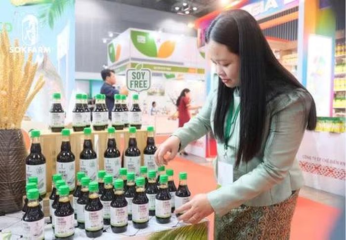 Với tấm bằng thạc sĩ ngành Công nghệ Thực phẩm từ Trường đại học Bách Khoa Thành phố Hồ Chí Minh, năm 2018, Thạch Thị Chal Thi trở về quê hương Trà Vinh, quyết tâm khởi nghiệp từ việc khai thác mật hoa dừa theo truyền thống của người Khmer. (Ảnh: SOKFARM)