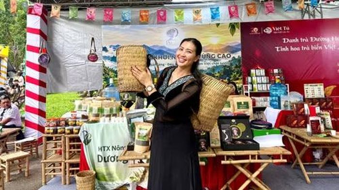 Lưu Thị Hòa trong một sự kiện giới thiệu sản phẩm đặc trưng vùng miền. (Ảnh: HỢP TÁC XÃ PO MỶ)