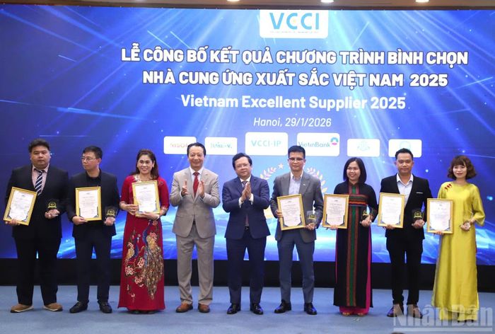 Lương Thị Mỹ Huệ (áo dài thổ cẩm) nhận danh hiệu Nhà cung ứng xuất sắc Việt Nam 2025. (Ảnh: CTV)