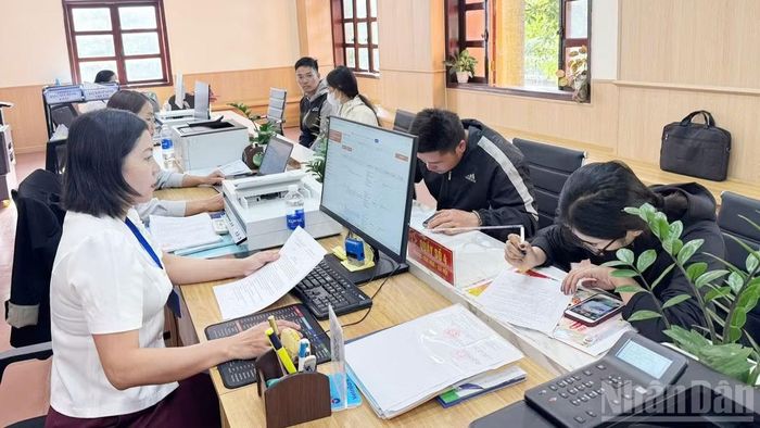 Cùng với việc ưu tiên ổn định bộ máy sau sáp nhập, các địa phương tại Lâm Đồng đã nhanh chóng triển khai công tác cấp Giấy chứng nhận quyền sử dụng đất lần đầu trên địa bàn.