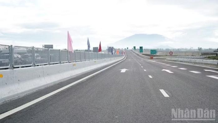 Cao tốc Nha Trang-Đắk Lắk góp phần tăng cường liên kết giữa vùng ven biển với Tây Nguyên và các vùng kinh tế trọng điểm của khu vực. (Ảnh: NGUYỄN TRUNG)