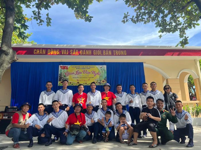 Nhà nghiên cứu Nguyễn Quang Long (thứ hai từ trái sang, đứng) trong chuyến công tác trên đảo Sinh Tồn, Trường Sa. (Ảnh: Nhân vật cung cấp)